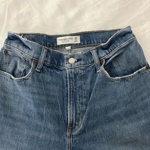 Abercrombie & Fitch 90’s Straight Jeans. Curve Love Petite Medium Wash